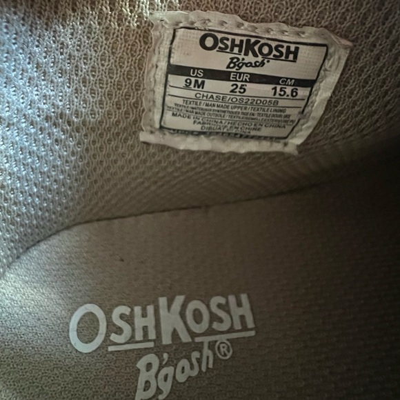 Boy's Oshkosh B'gosh worn just a couple of times - Picture 4 of 4